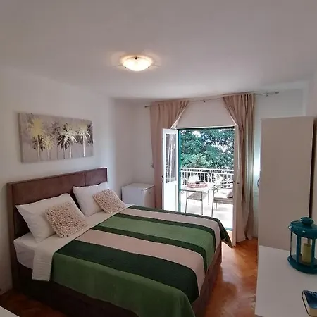 Apartment Borovi With Terrace And Parking